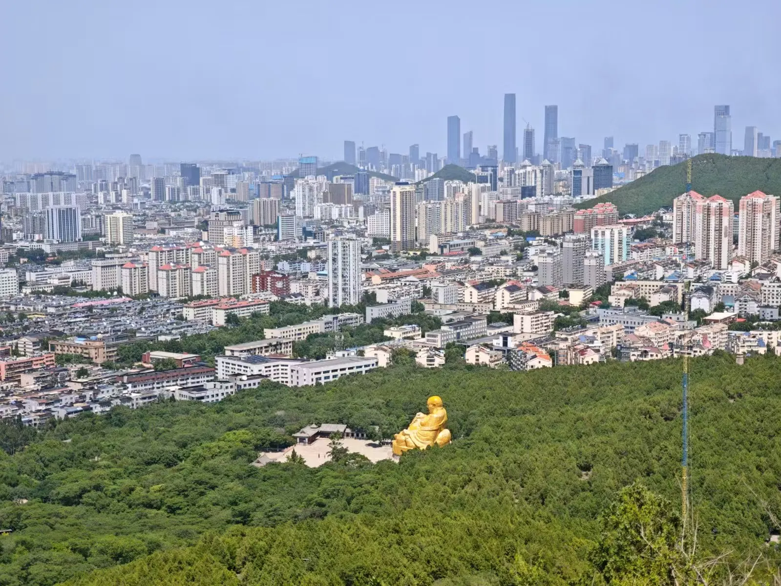 山坡上望见的城市建筑与绿地