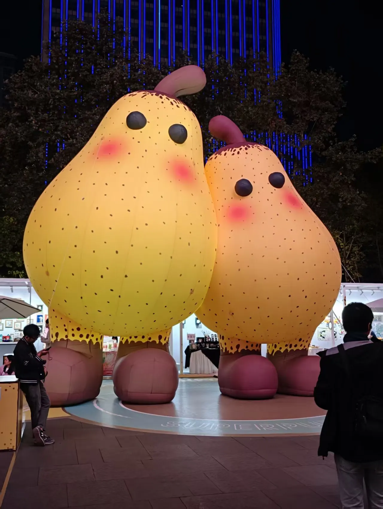 夜色里亮起的黄色玩偶装置