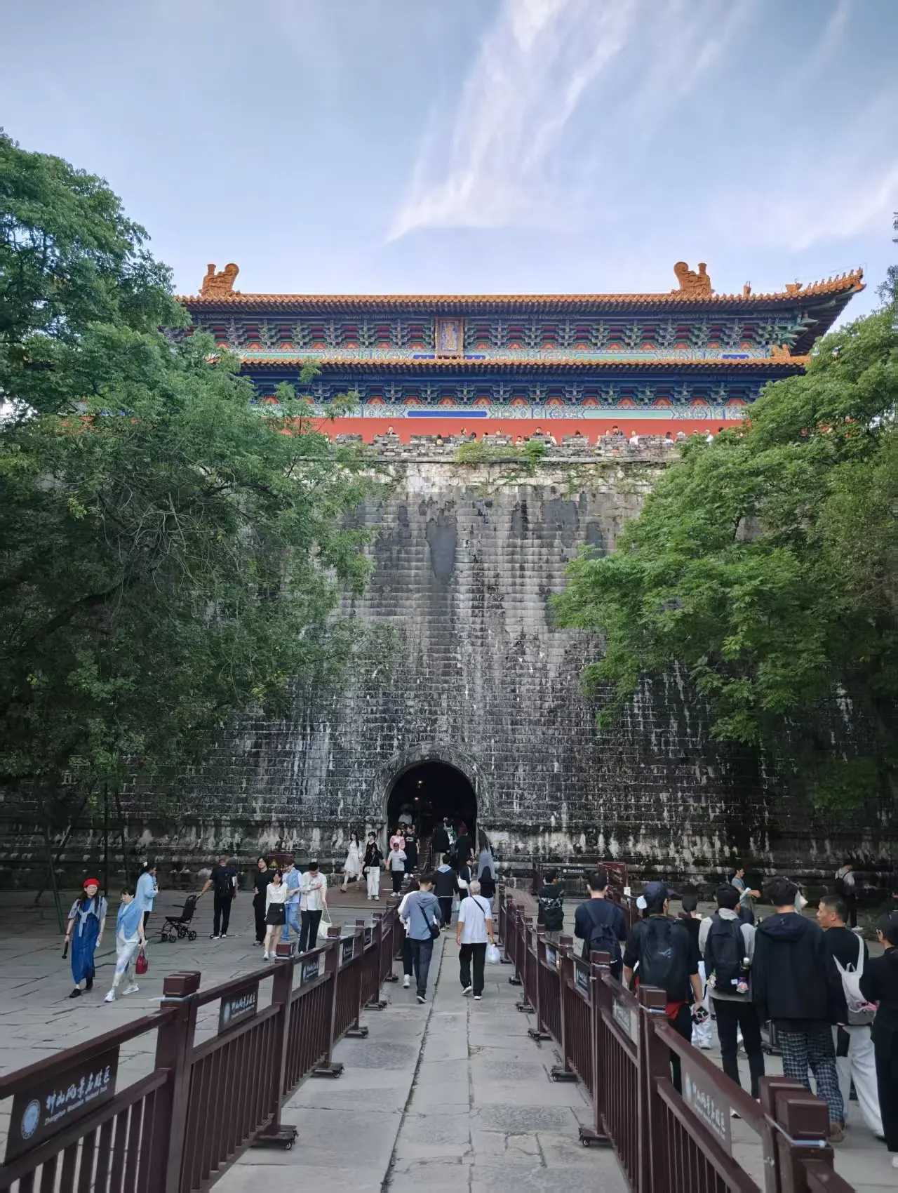 古城门前的石桥与来往游人