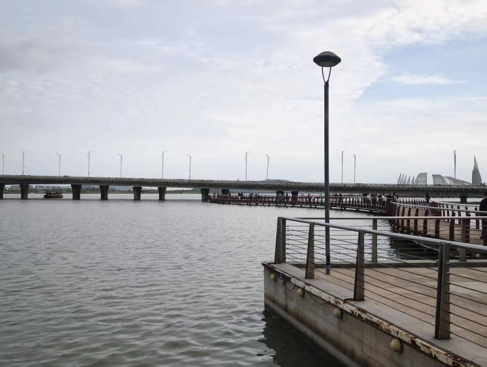 湖边栈道、路灯与远处的桥